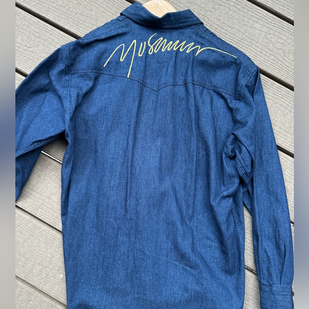 Authentic vintage mint condition Moschino denim shirt with gold detailing!